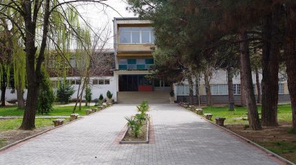 1280px-Официјалниот_влез_на_ОУ_„Гоце_Делчев“_-_Неготино